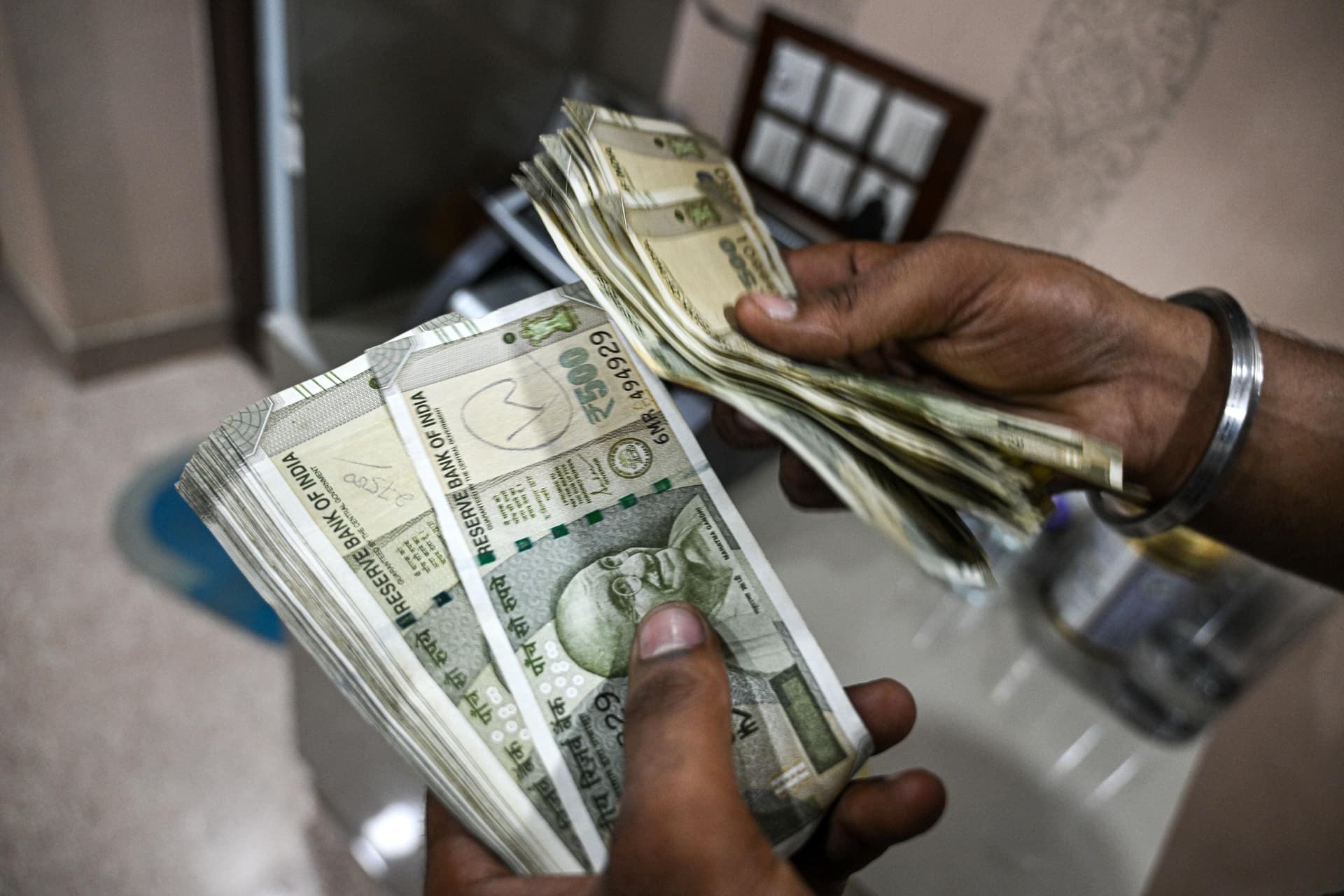 Rupee falls 2 paise to 94.97 against US dollar during early trade