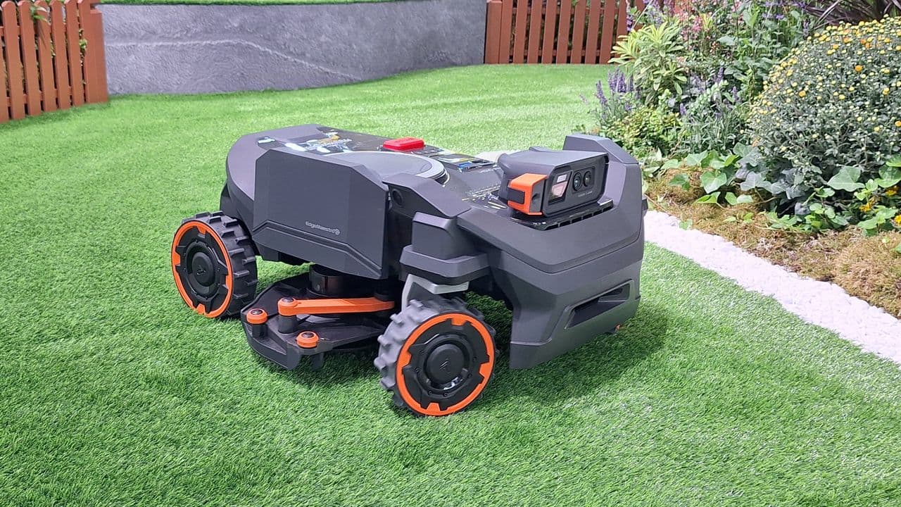 I just saw a lawnbot with a mechanical arm that reaches out to hand-trim your edges — and it was mesmerizing 