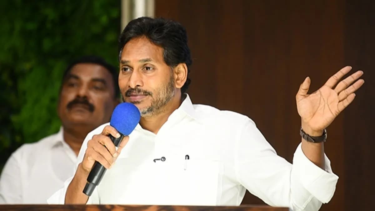 FBI పేరుతో ఏపీ పోలీసుల నోటీసులా ? జగన్ ఫైర్..!