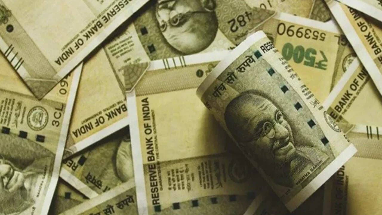 Rupee jumps to 4-week high, ends at 95.16 to the dollar 