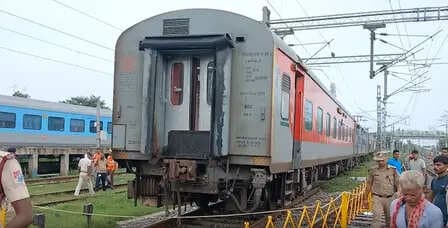 2 bogies of Delhi-bound Sikkim Mahananda Express derail in Bihar's Ara 