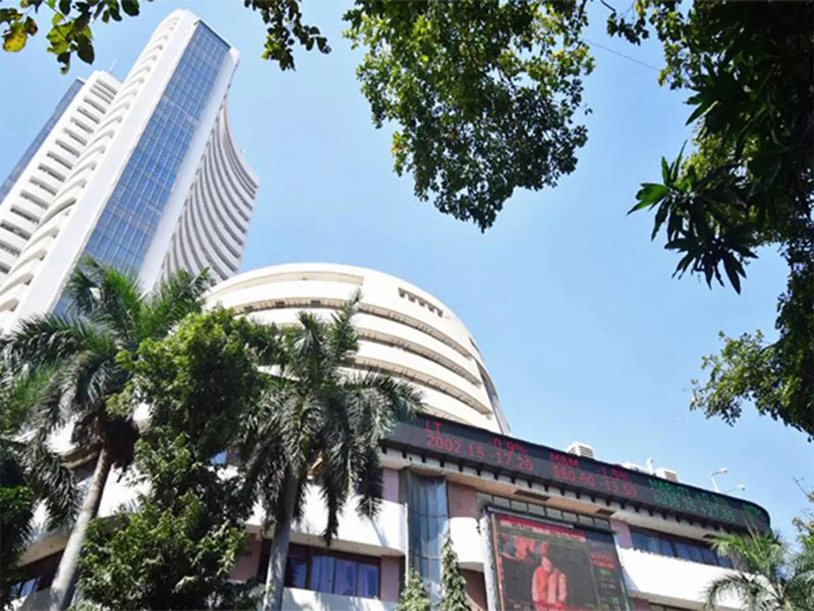 Market wrap: L&amp;T, Bharti Airtel, Infosys, Tech Mahindra top gainers and losers on Nifty and Sensex on Monday