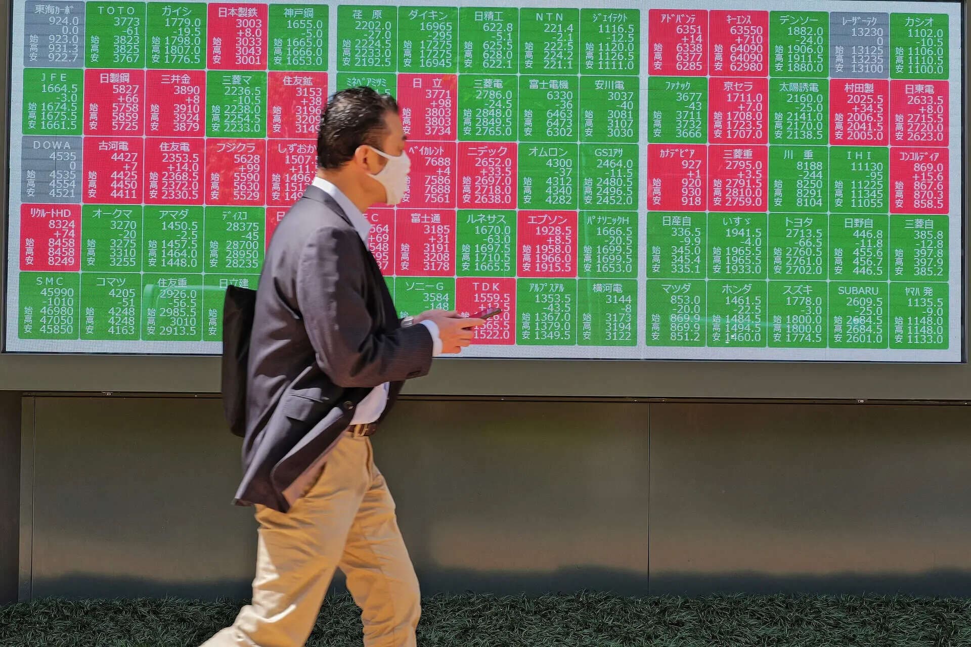 Japanese bond yields climb towards multi-decade highs on inflation, BOJ tightening bets