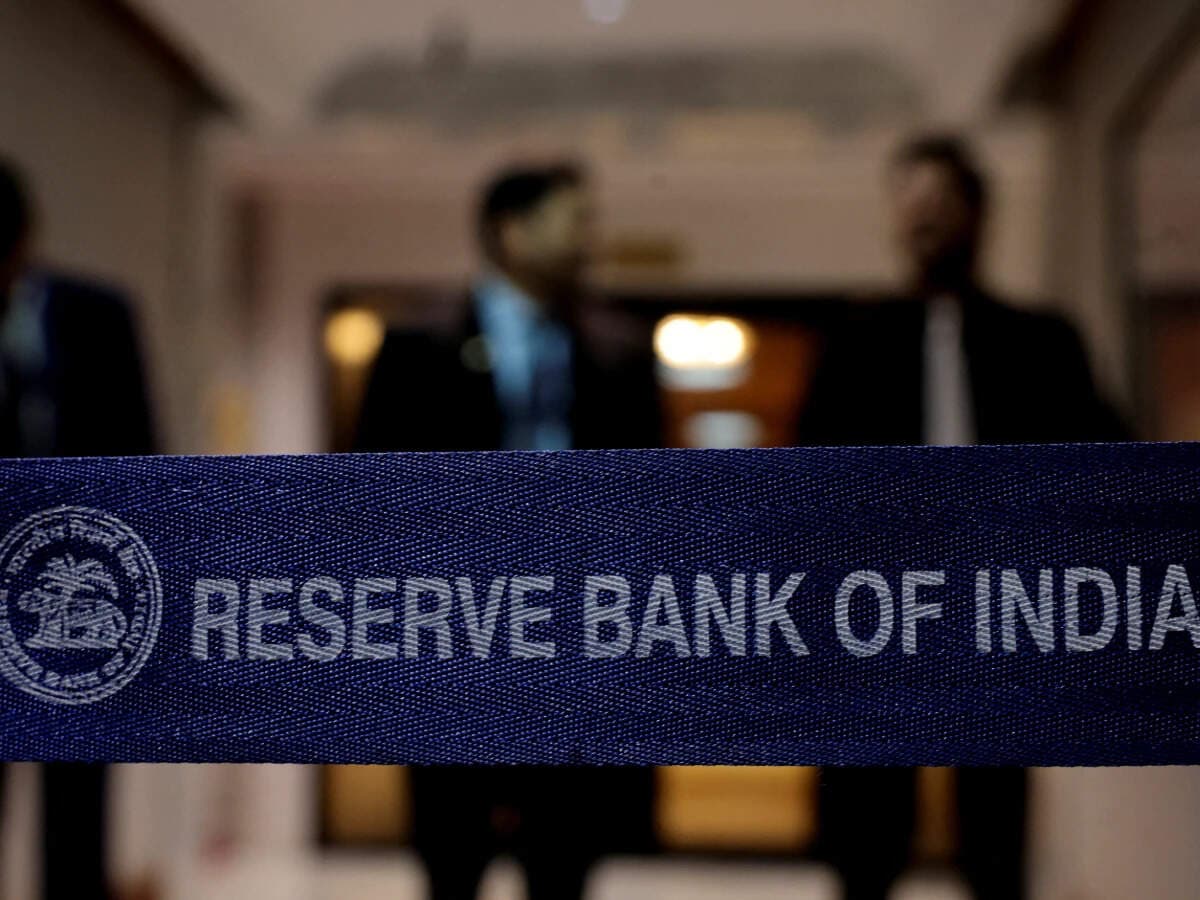 Bank deposit rates fall as fresh lending rates rise in August