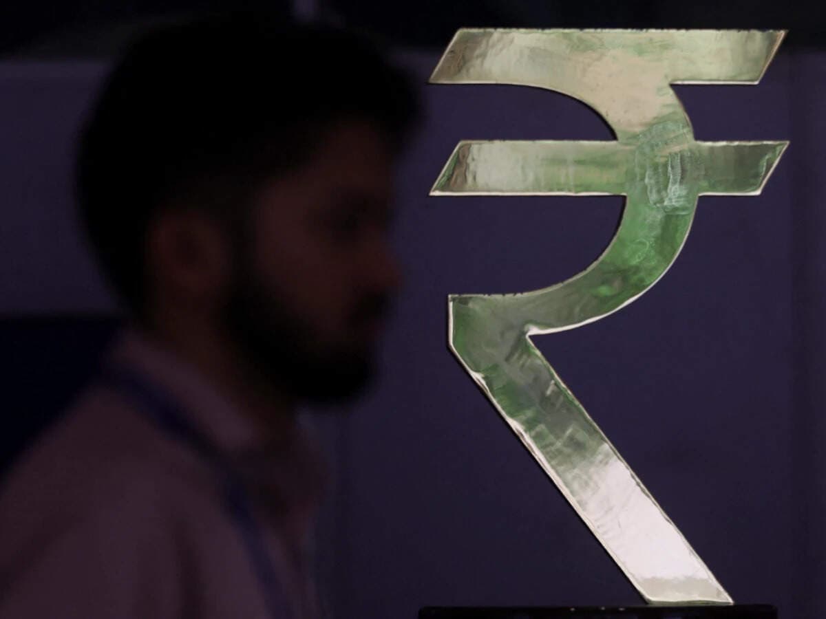 Rupee strengthens to 95.05 a dollar as forward premiums hit four-year high amid RBI measures