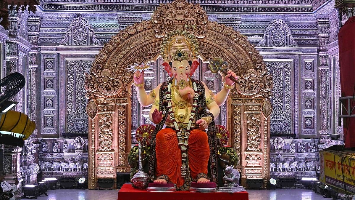Mumbai Ganeshotsav 2026: 2 Scooters Stolen As Devotees Visit Lalbaugcha Raja For Ganpati Darshan
