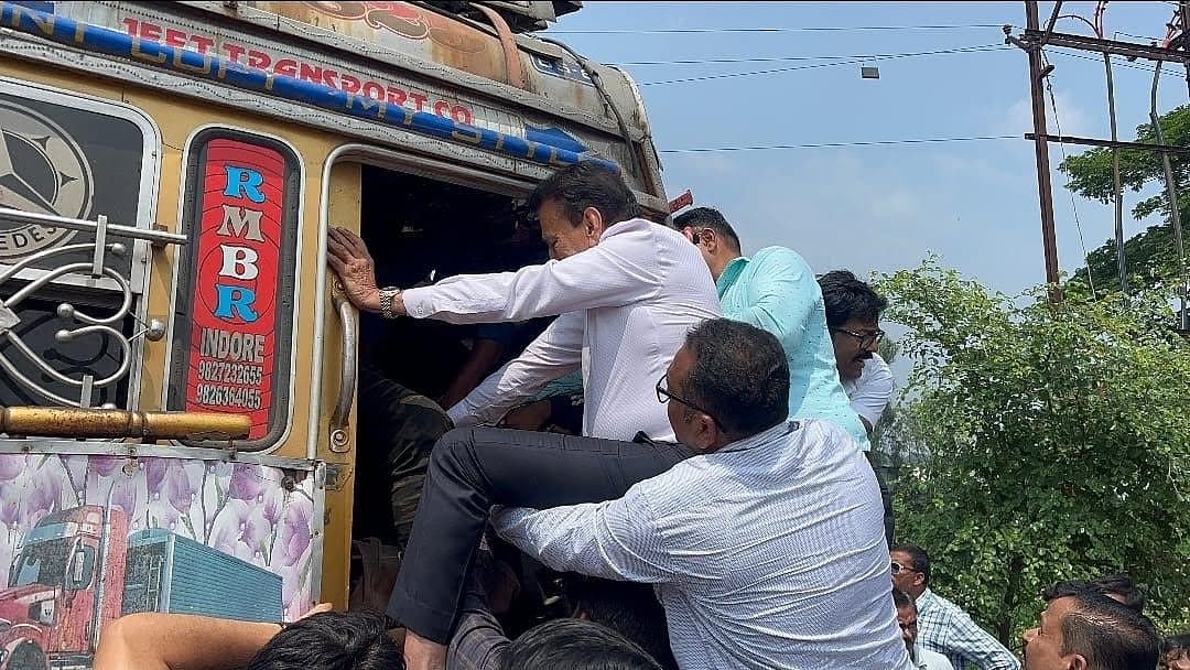 Nashik: Girish Mahajan Stops Convoy, Helps Rescue Accident Victims Near Pimpalgaon