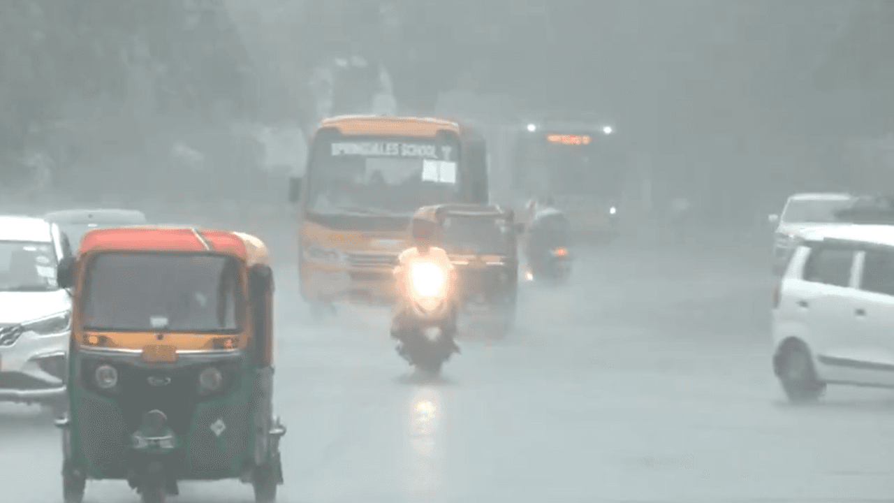 Heavy rain lashes Delhi-NCR; Gurgaon offices, schools shift to WFH, online mode