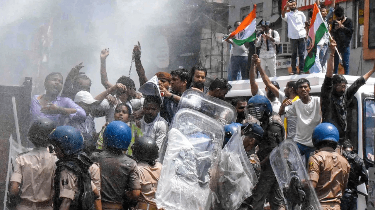 BPSC exam row: Chaotic scenes unfold in Patna as cops &amp; students face-off