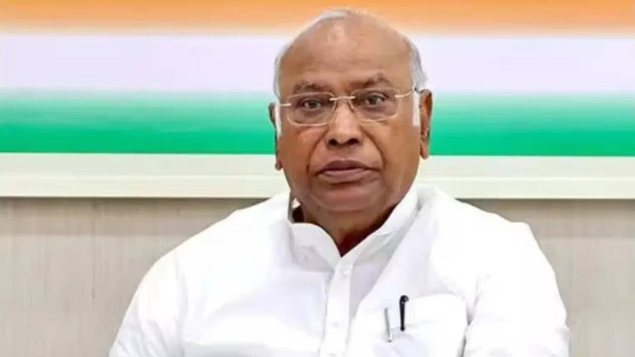 Kharge Urges Modi to Freeze Delimitation for 25 Years