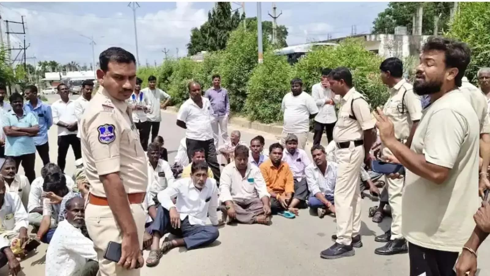 Farmers Protest  : యూరియా కోసం రైతుల ధర్నా