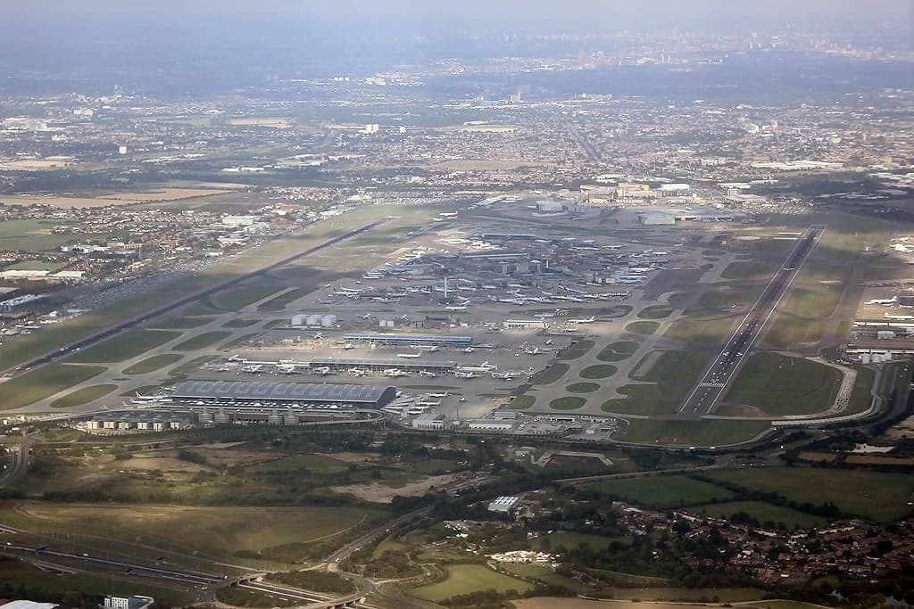 UK Air Traffic Glitch Grounds Nearly 1,100 Flights