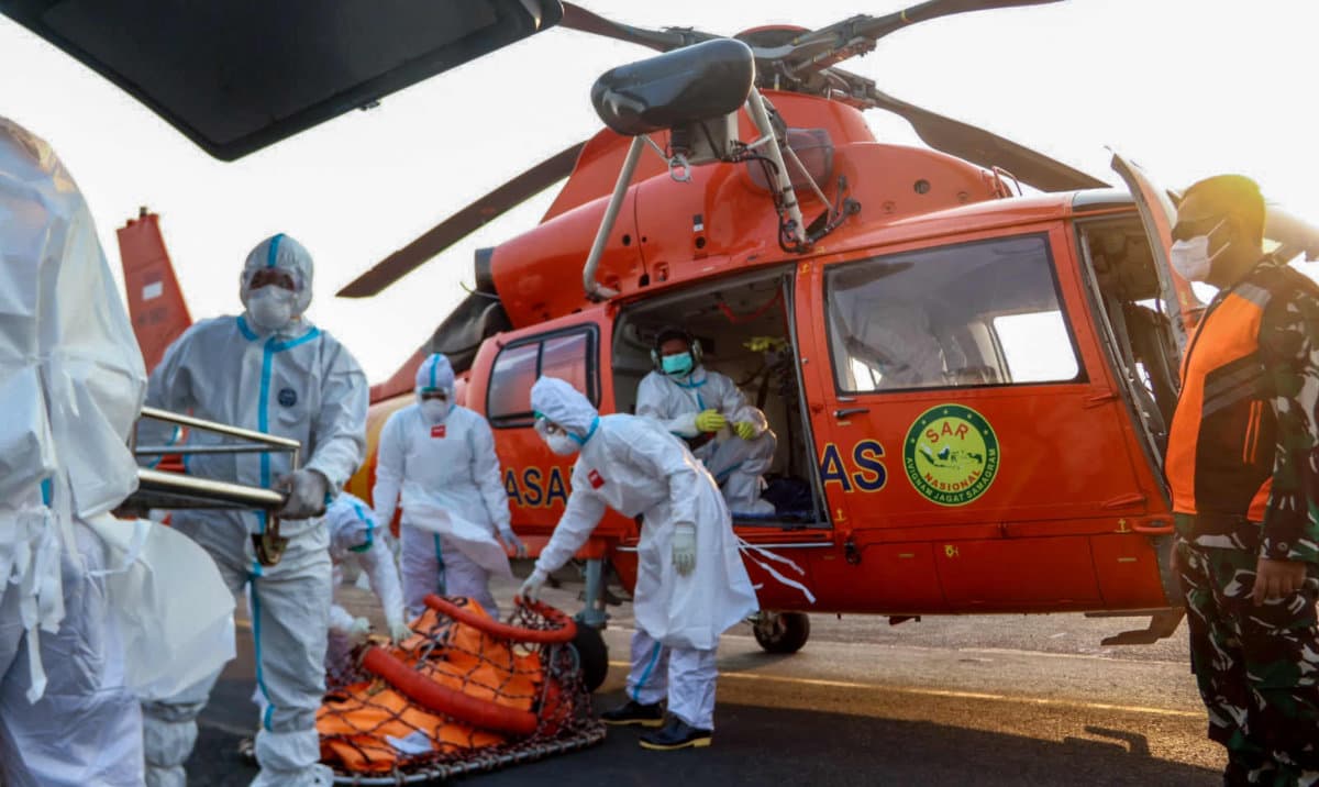 Indonesia continues search for hundreds missing in capsized ship