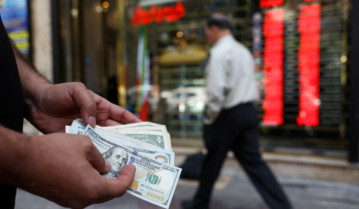 Iranian rial at new low, as cenbank sells dollars to support currency