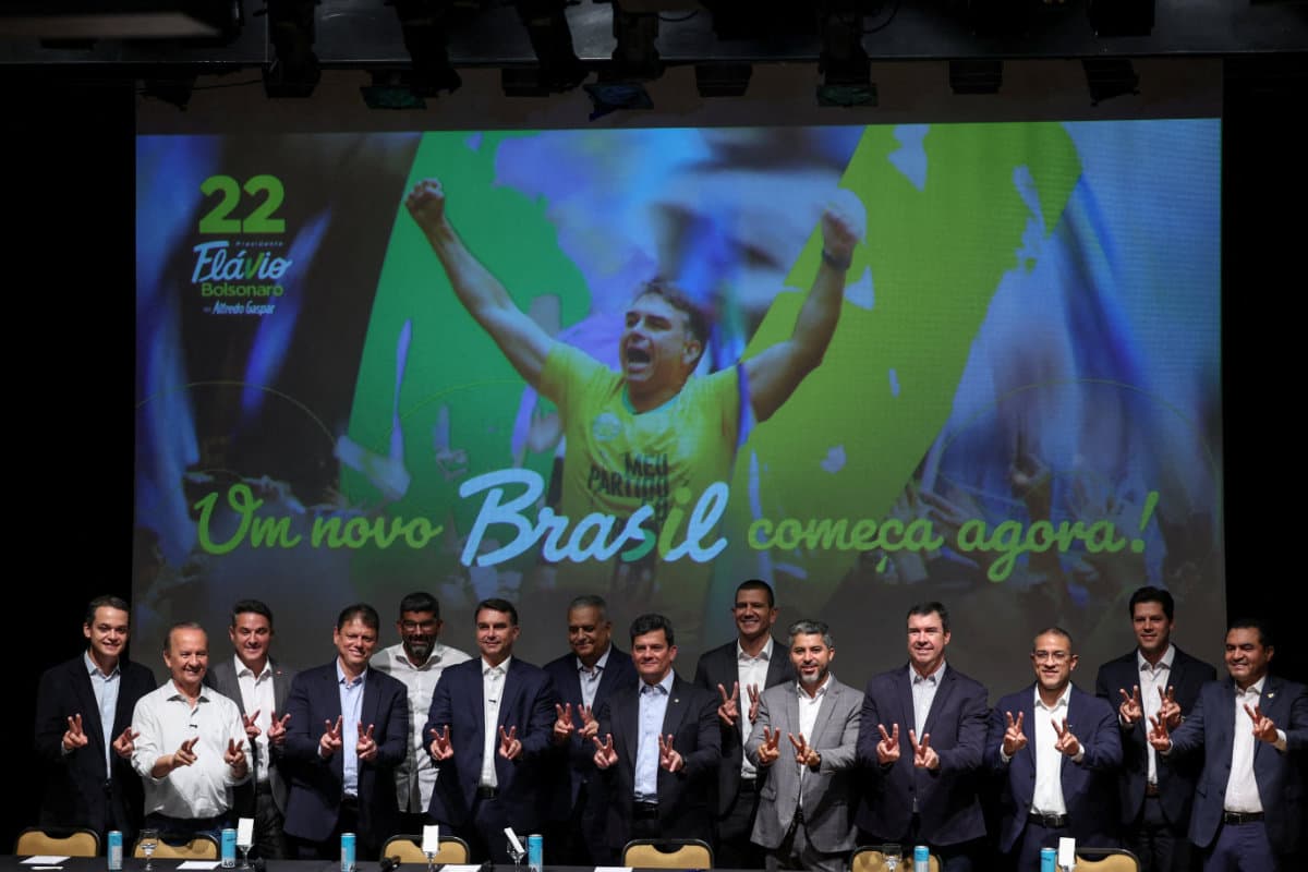 Third-place finisher in Brazil election endorses Flavio Bolsonaro for runoff against Lula