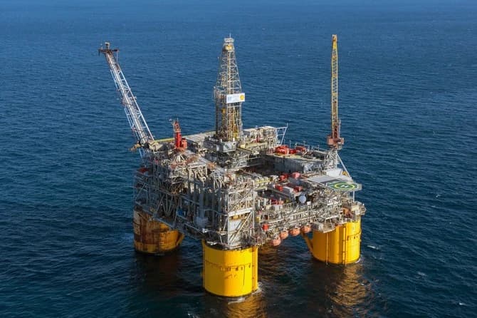Oil prices ease as investors weigh supply outlook, Middle East tensions