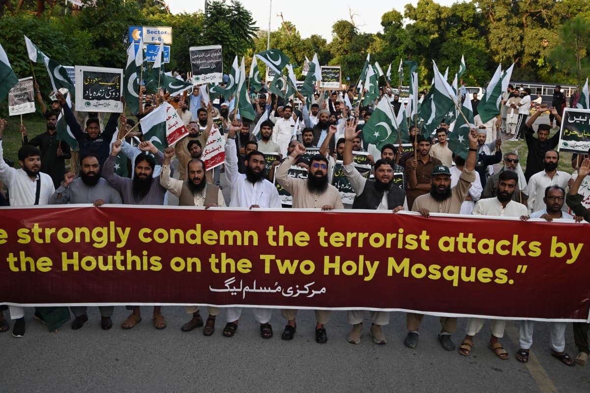 Pakistan stands shoulder to shoulder with Saudi Arabia