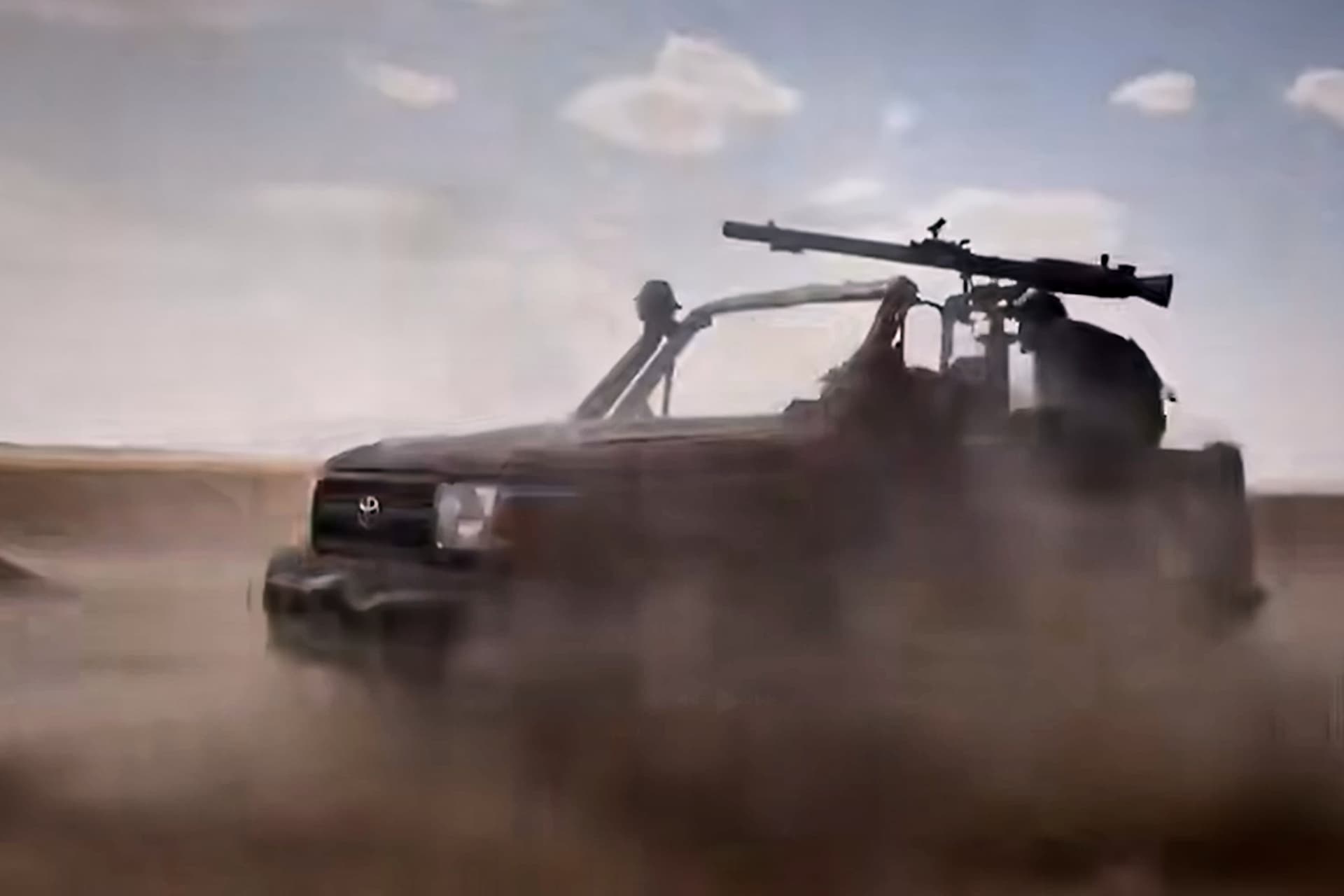 Yemeni forces battle Houthi assaults on strategic heights overlooking Bab Al-Mandab