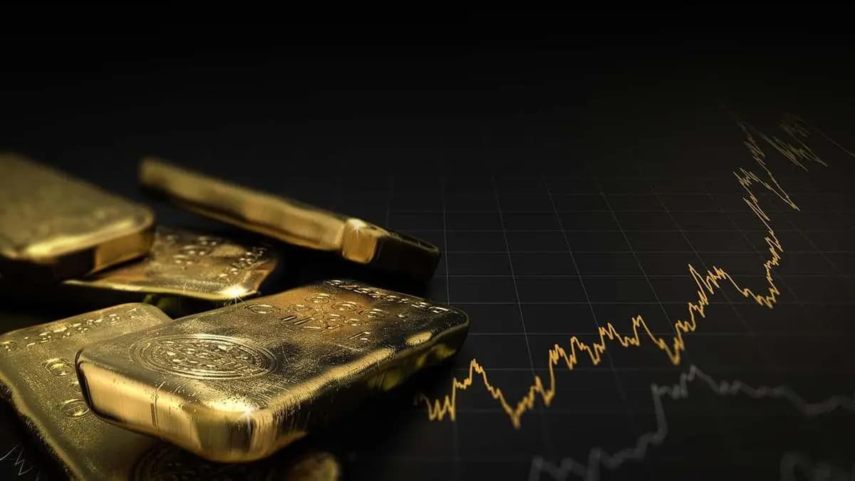 Gold price falls ₹431 to ₹1.55 lakh/10g in futures trade; snaps two-day rise
