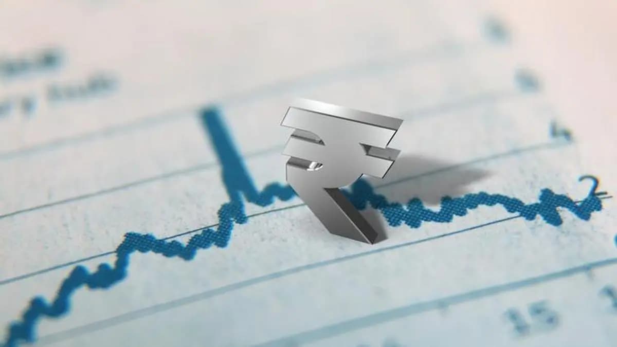 Rupee Dips Against Dollar Despite Relief From Falling Oil Prices