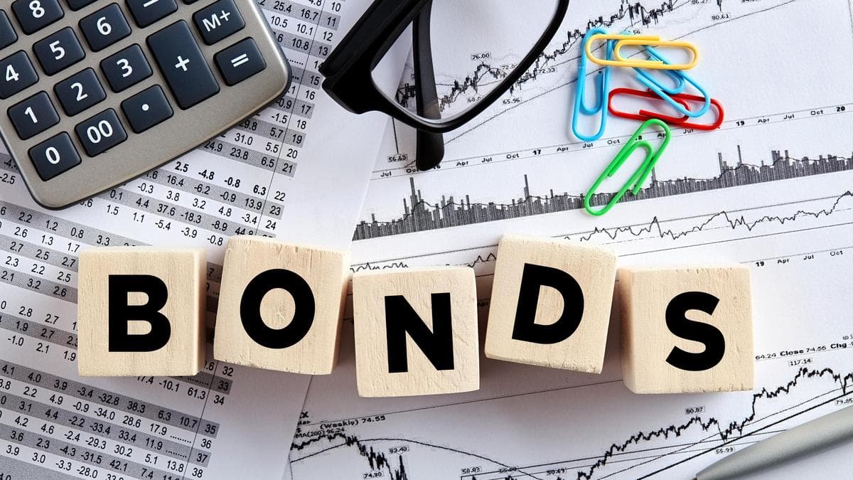 Bonds seen boxed in narrow range as traders eye fresh triggers