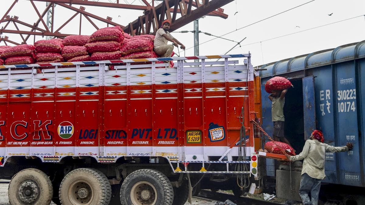 'Kanda Express' with 453 tonnes of onion from Nashik reaches Delhi to help cool prices