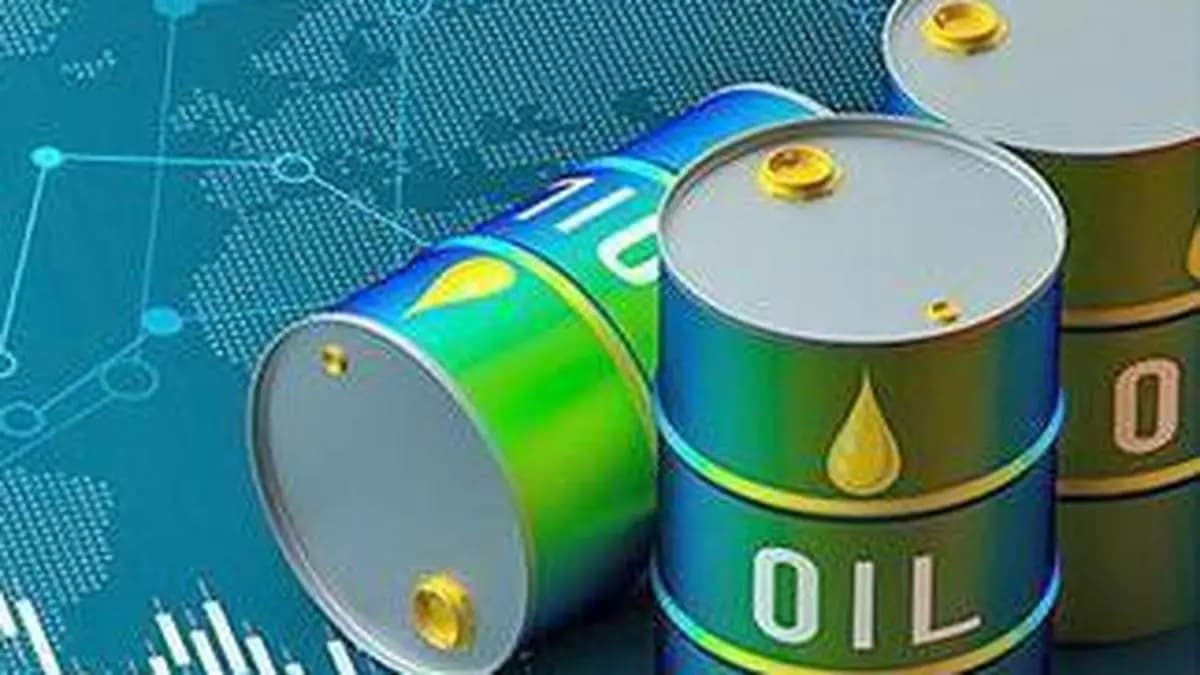 Oil prices edge lower as investors weigh US-Iran strike risks