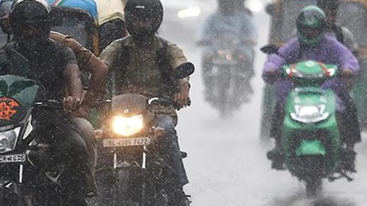 Delhi sees showers; min temp drops to 24.8 degree Celsius
