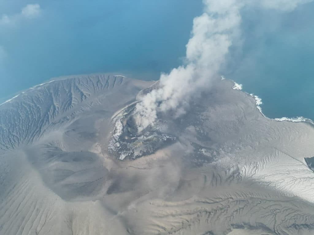 Volcanic island in Indonesia erupts, forcing the cancellation of hundreds of flights
