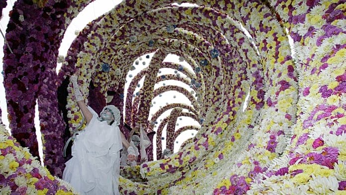 400,000 Dahlias and Giant Floats: Netherlands Hosts Spectacular Flower Parade