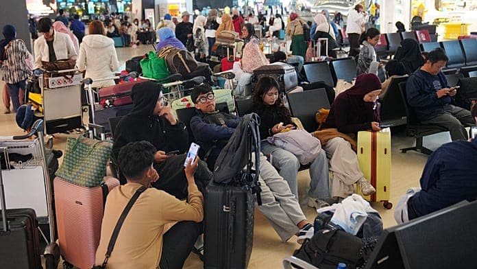 Passengers face flight chaos in Indonesia after Anak Krakatau eruption