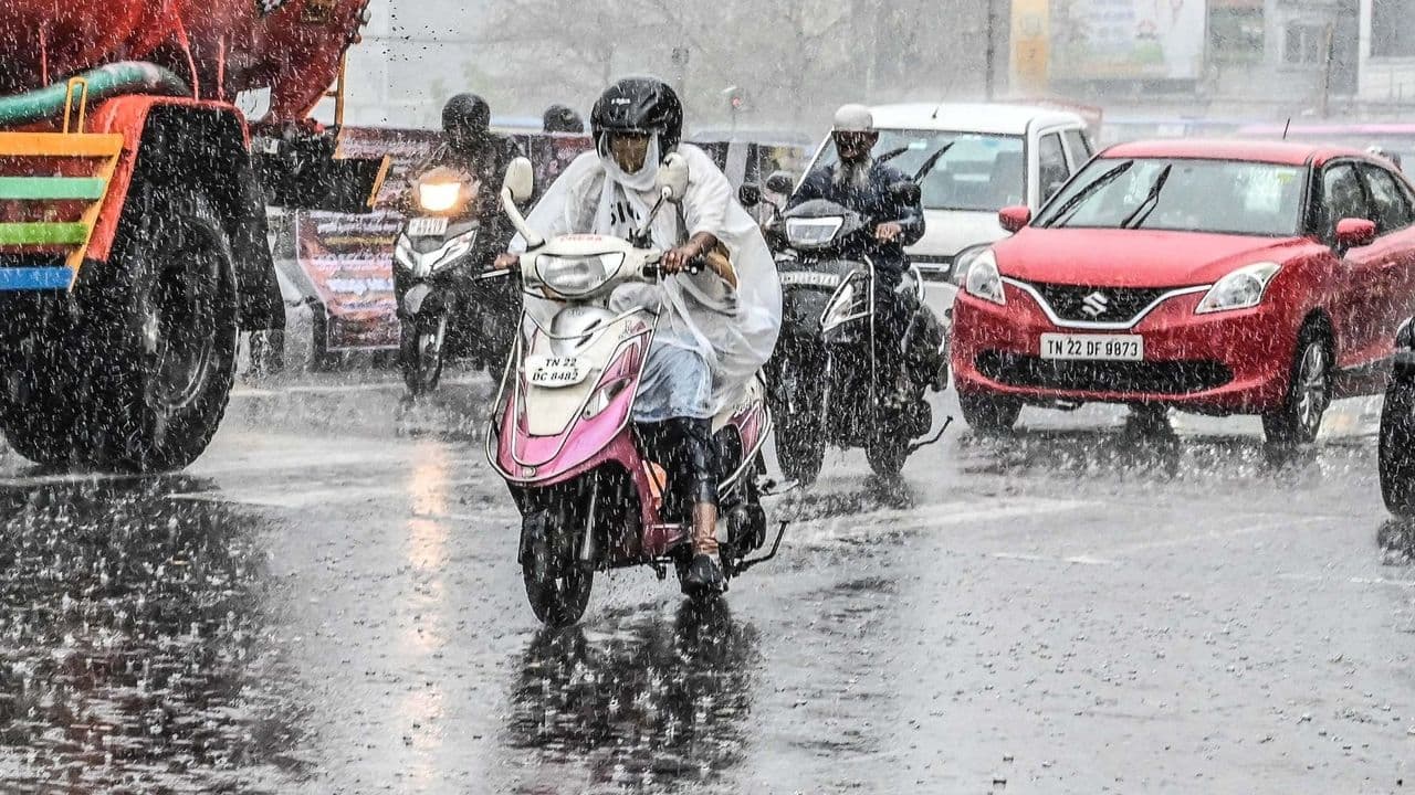 இன்று 18 மாவட்டங்களில் கனமழைக்கு வாய்ப்பு.. நாளை 13 மாவட்டங்களில் கனமழைக்கு எச்சரிக்கை.. எந்தெந்த மாவட்டங்களில் தெரியுமா..?