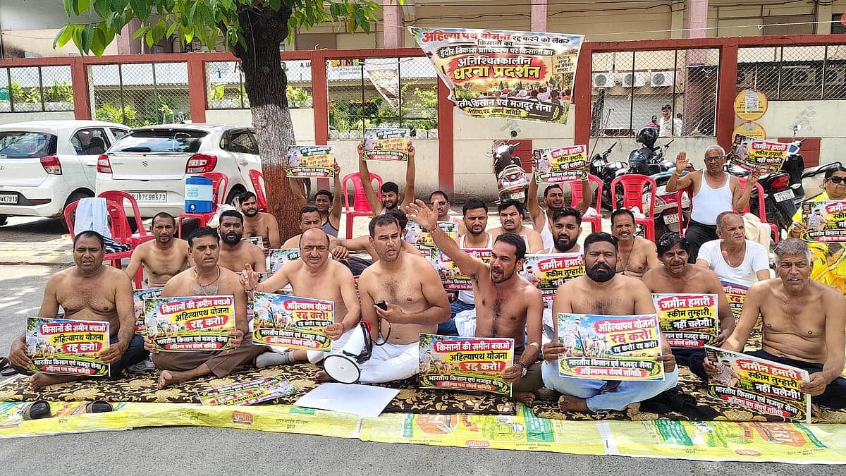 Farmers Stage Half-Naked Protest Outside Indore Development Authority Office