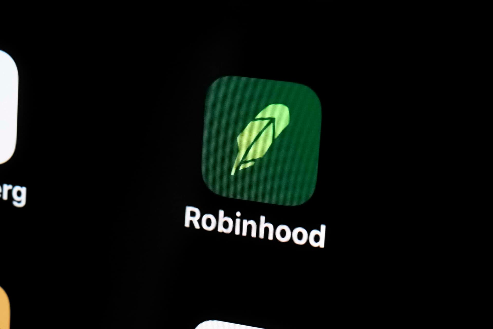 Robinhood Rallies 11% on Price Target Hikes, Webull Climbs 7%, Interactive Brokers Gains 4%