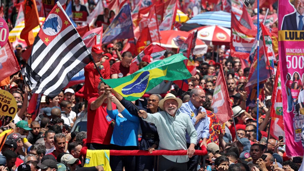 Lula and Bolsonaro make final push for votes ahead of Brazil's knife-edge election