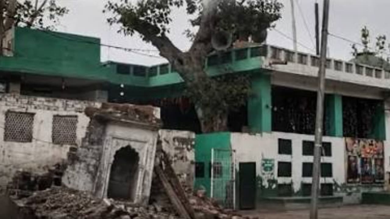 Pakistan temple demolition: ಪಾಕಿಸ್ತಾನದಲ್ಲಿ ನೂರಾರು ವರ್ಷ ಹಳೆಯ ದೇವಾಲಯ ಧ್ವಂಸ! ಭಾರತ ಆಕ್ರೋಶ