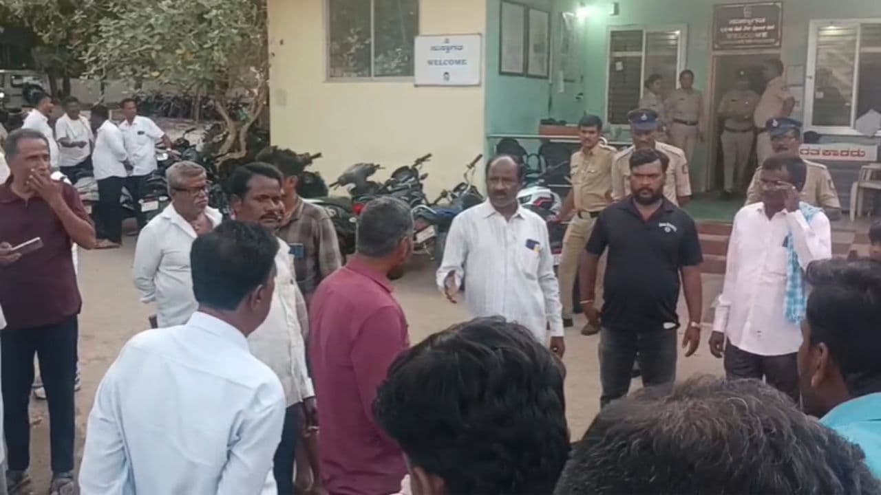 Mandy: ಅಂಬೇಡ್ಕರ್ ಬಗ್ಗೆ ವಿವಾದಾತ್ಮಕ ಹೇಳಿಕೆ ನೀಡಿದ್ದ ವ್ಯಕ್ತಿ ಬಂಧನ; ಆದರೂ ಕೆ.ಆರ್.ಪೇಟೆ ಪೊಲೀಸ್ ಠಾಣೆ ಎದುರು ನಿಲ್ಲದ ಹೈಡ್ರಾಮಾ!