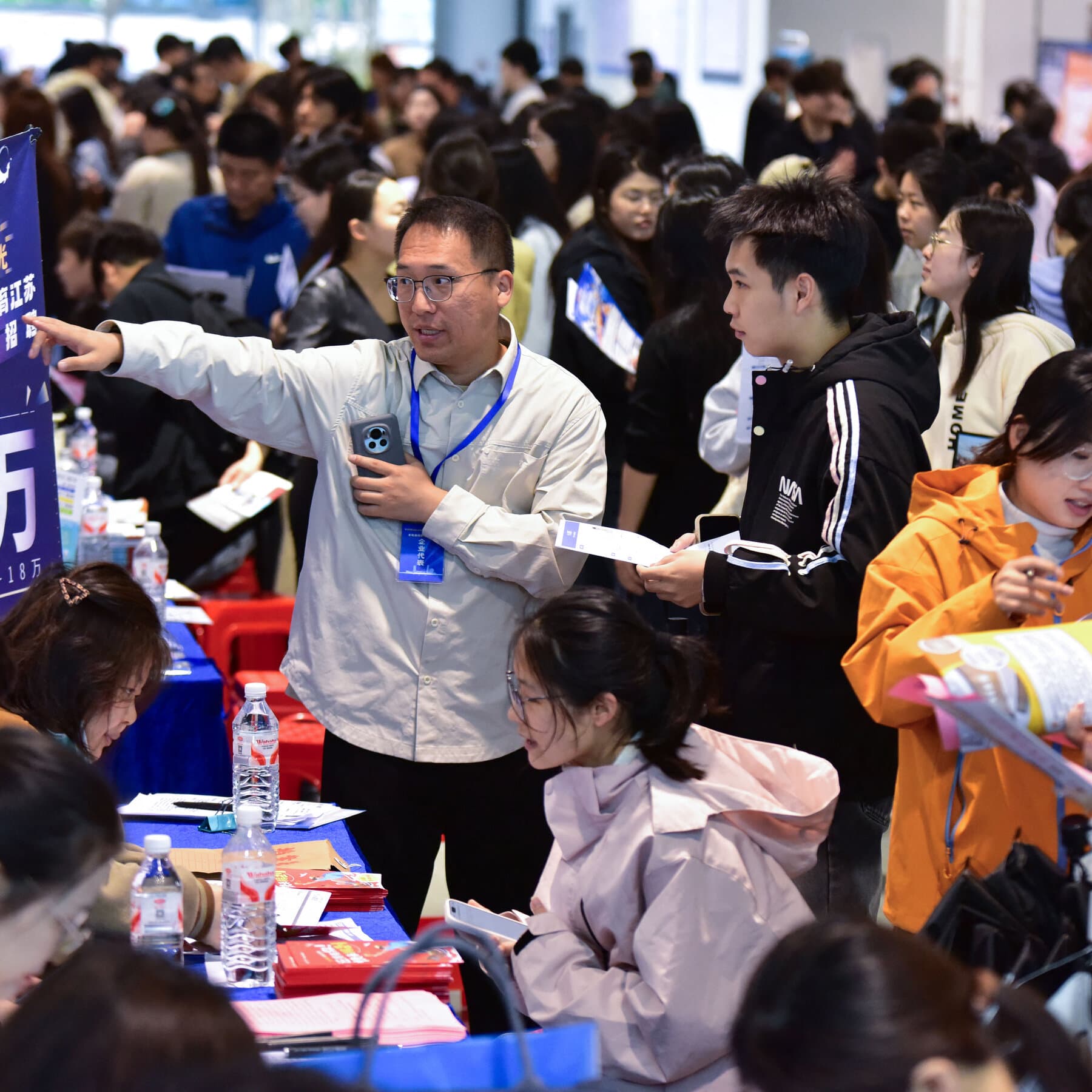 China’s New Graduates, Facing a Dire Job Market, Must Also Contend With A.I.