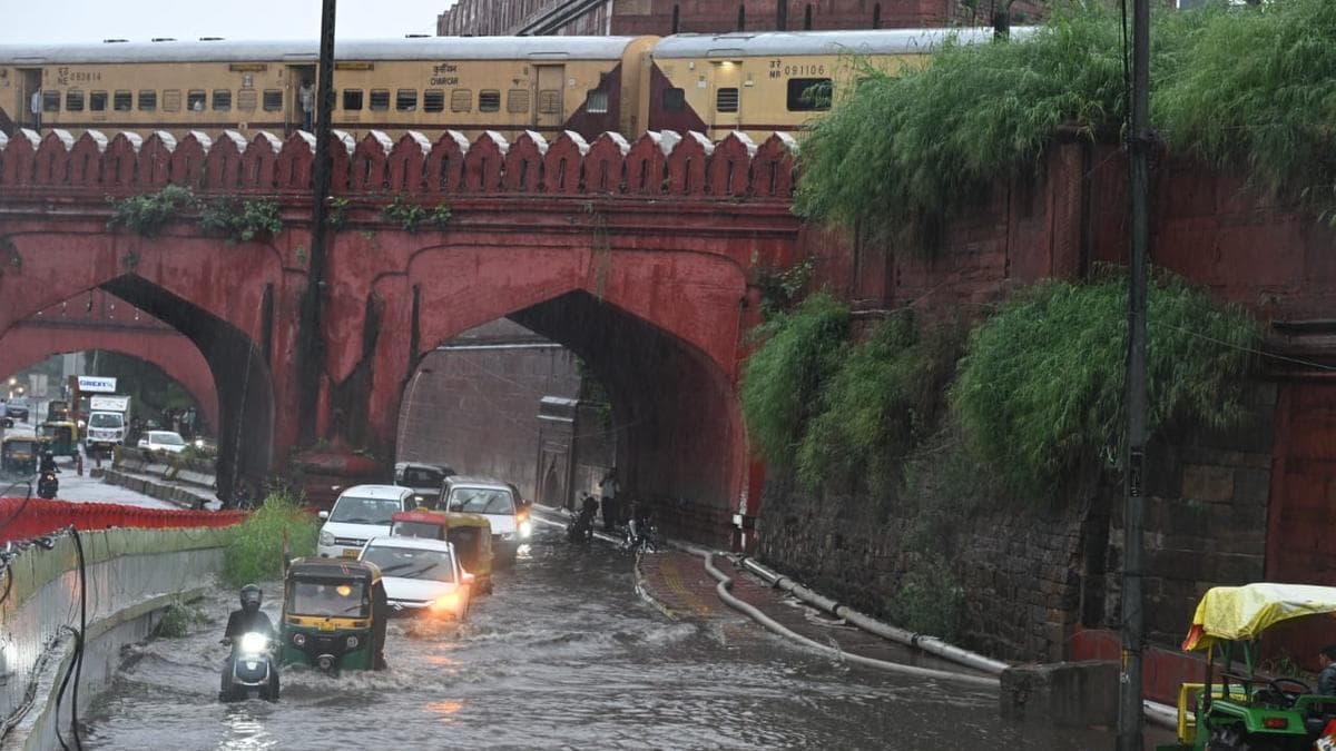 Heavy rains lash Delhi as IMD issues red alert