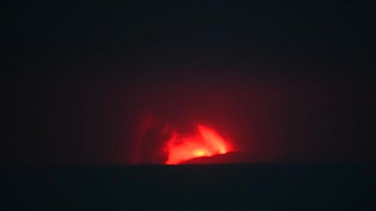 Indonesia cancels flights at Jakarta airport as Anak Krakatau volcano erupts