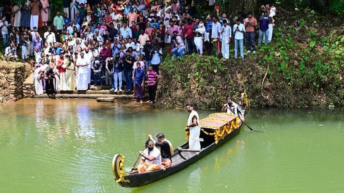 Thiruvonathoni sets sail from Kattoor