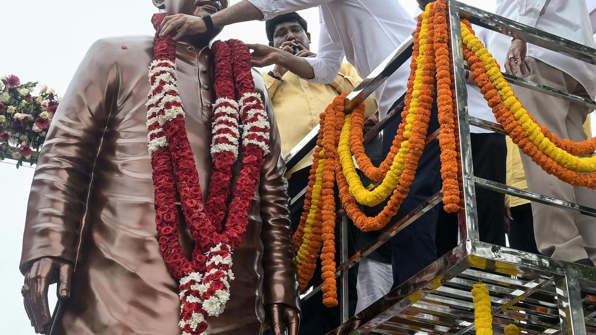 Lokesh unveils statue of ex-CM Rosaiah’s in Visakhapatnam