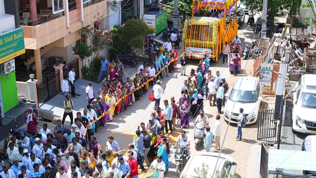 Nandyal school alumni honour teachers with unique chariot celebration