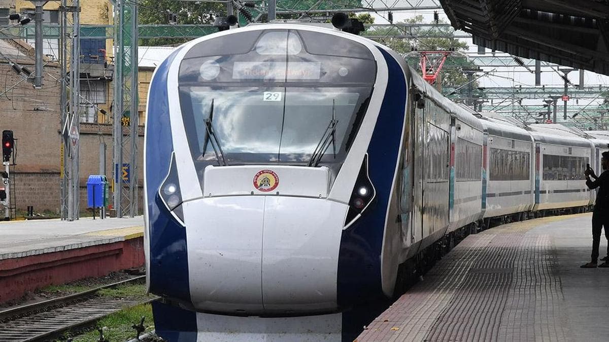 Two arrested for pelting empty liquor bottle at Vande Bharat Express in Salem