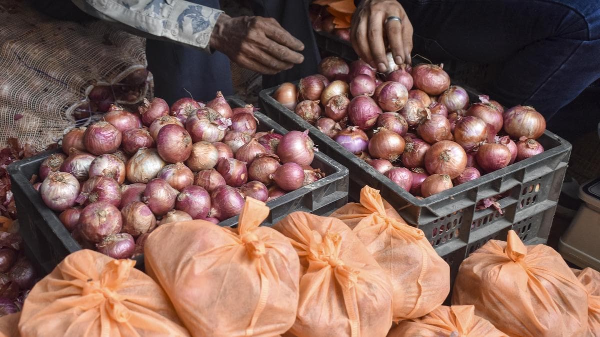 As onion touches ₹62 per kg, government blames middlemen for price rise