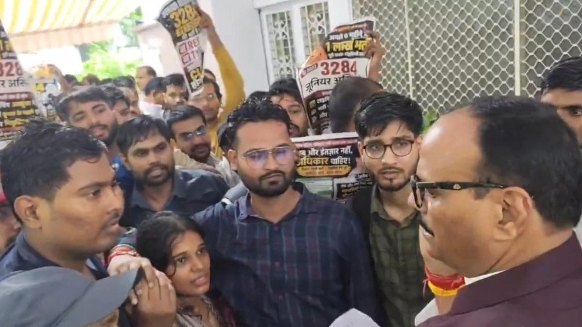 Govt. job aspirants protest outside Uttar Pradesh Deputy CM’s residence over delay in recruitment