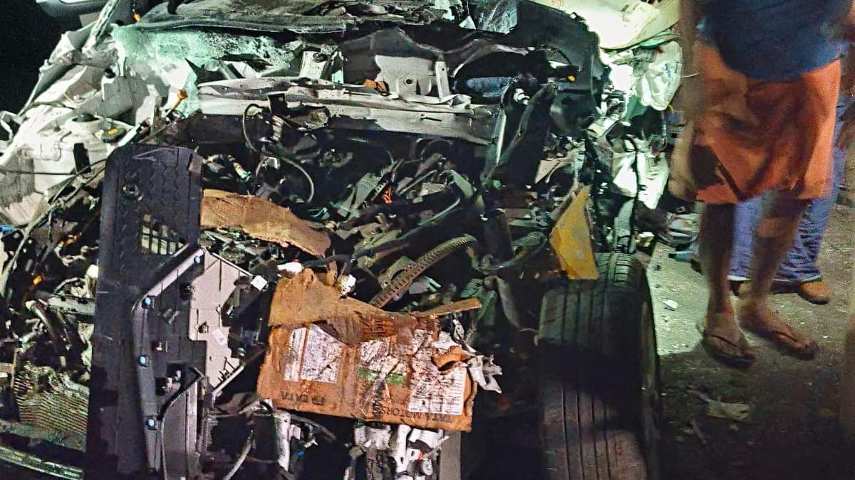 Eight killed as car rams parked lorry on NH 66 in Thrissur