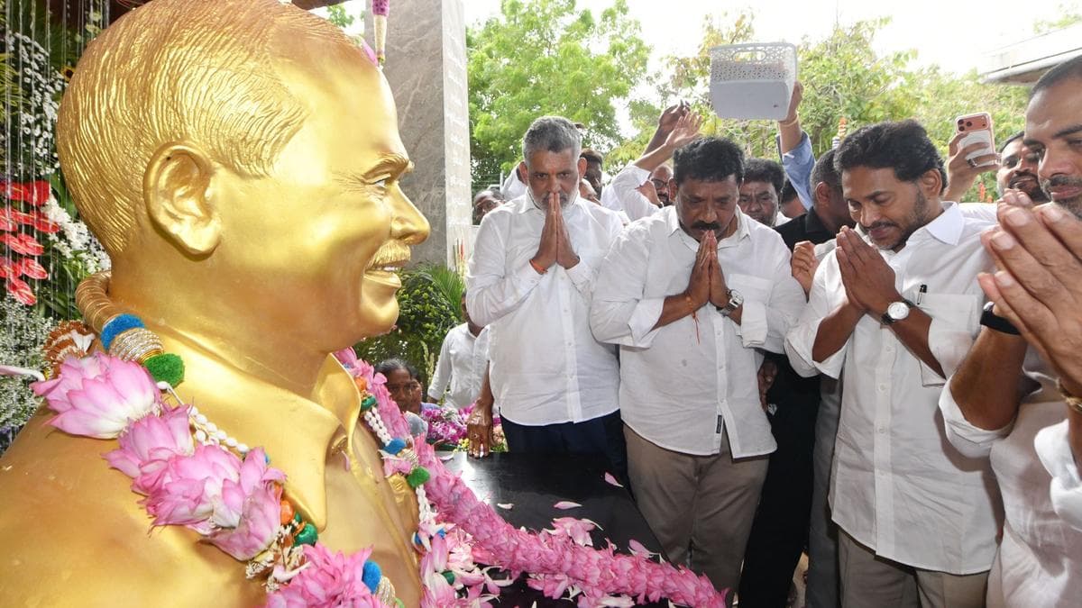 Jagan, Sharmila pay tributes to YSR in Kadapa district on 17th death anniversary