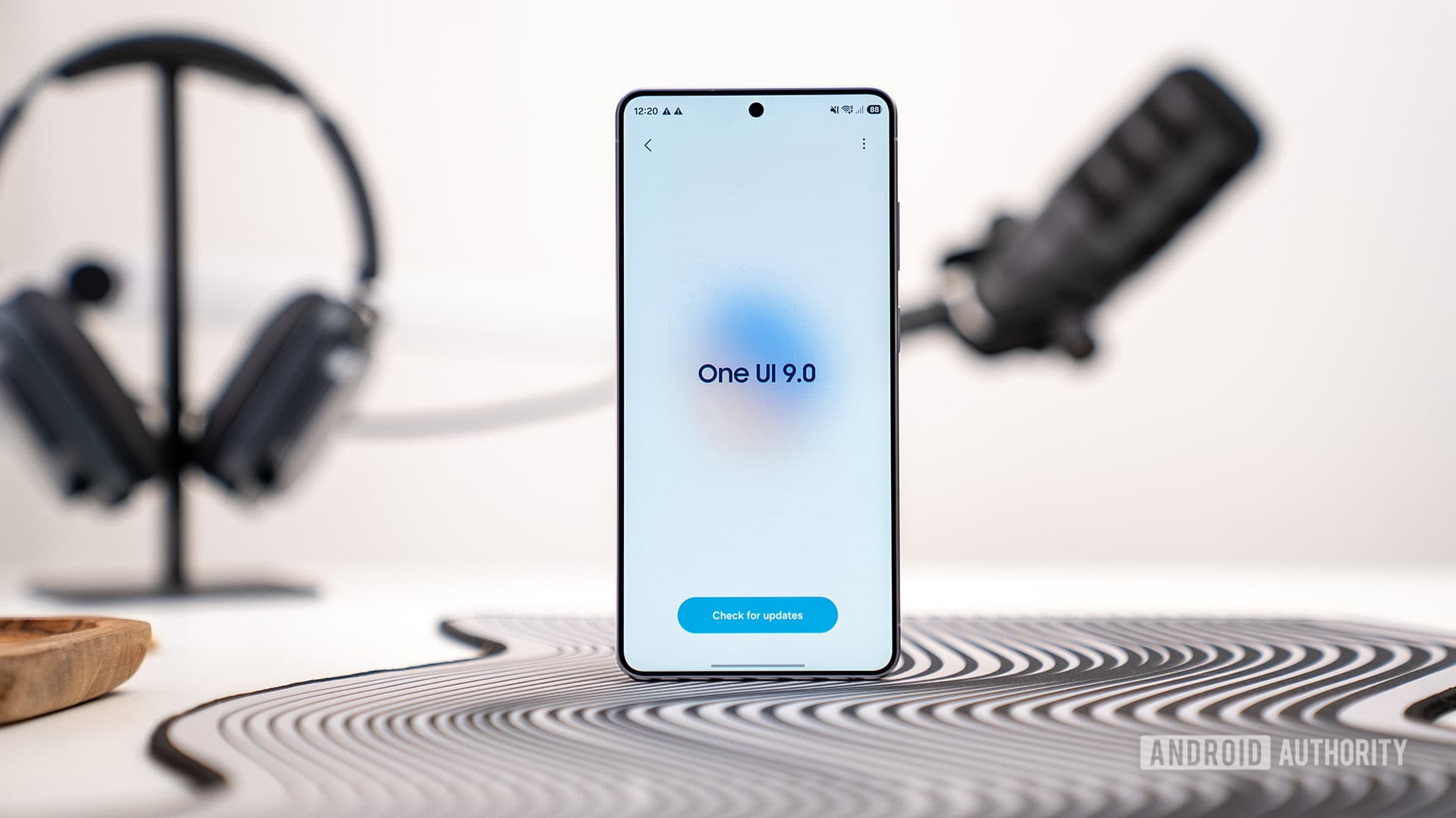 One UI 9 quietly solves time zone math while calling