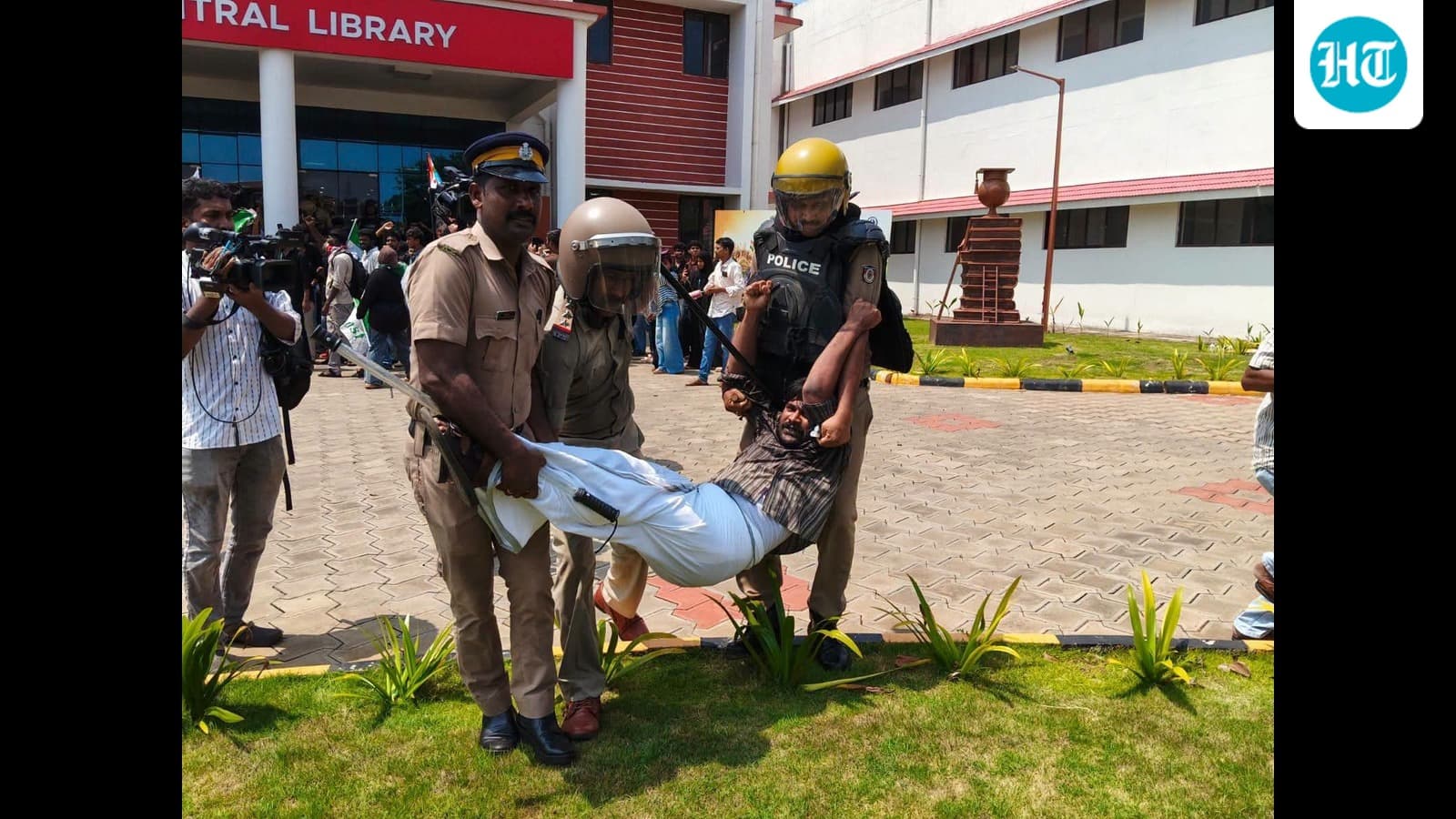 4 injured at stir against Sangh leader at Keralam varsity event